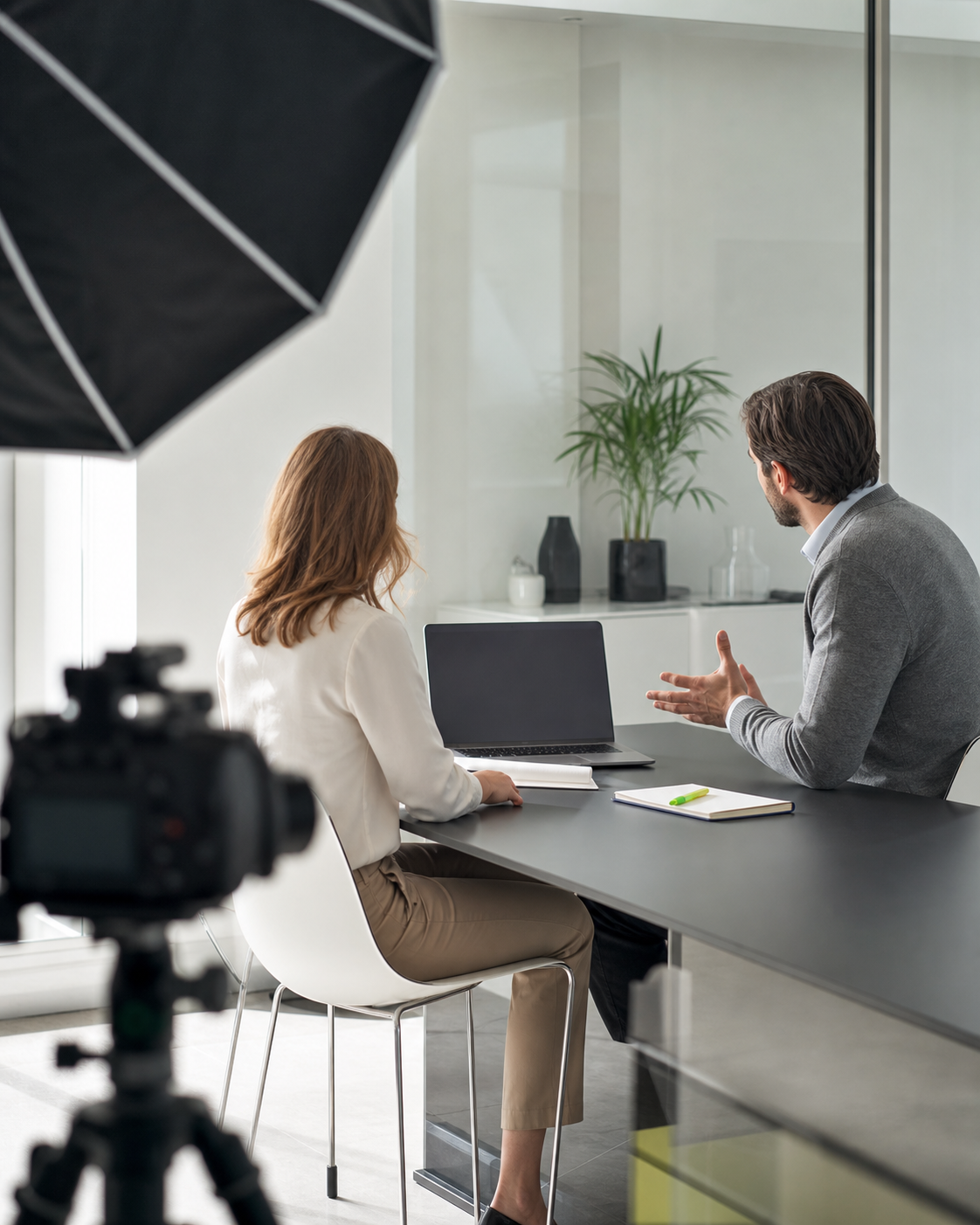 Scena editoriale illustrativa di un set corporate in ufficio con softbox e persone non identificabili.